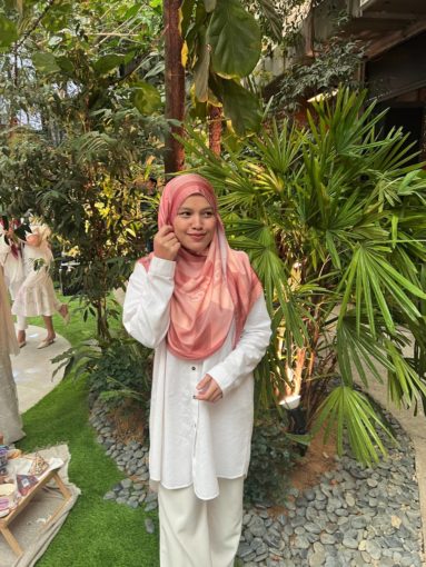 cara posing sopan santun posing ayu lipat tudung