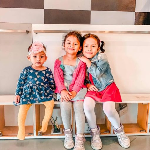 anak kecil jalan jalan travel dengan anak
