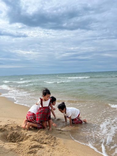 anak mandi pantai