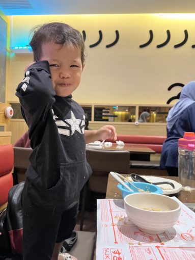 makan sukiya dengan anak