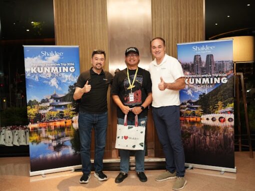 terima hadiah dari presiden Shaklee Malaysia presiden shaklee malaysia